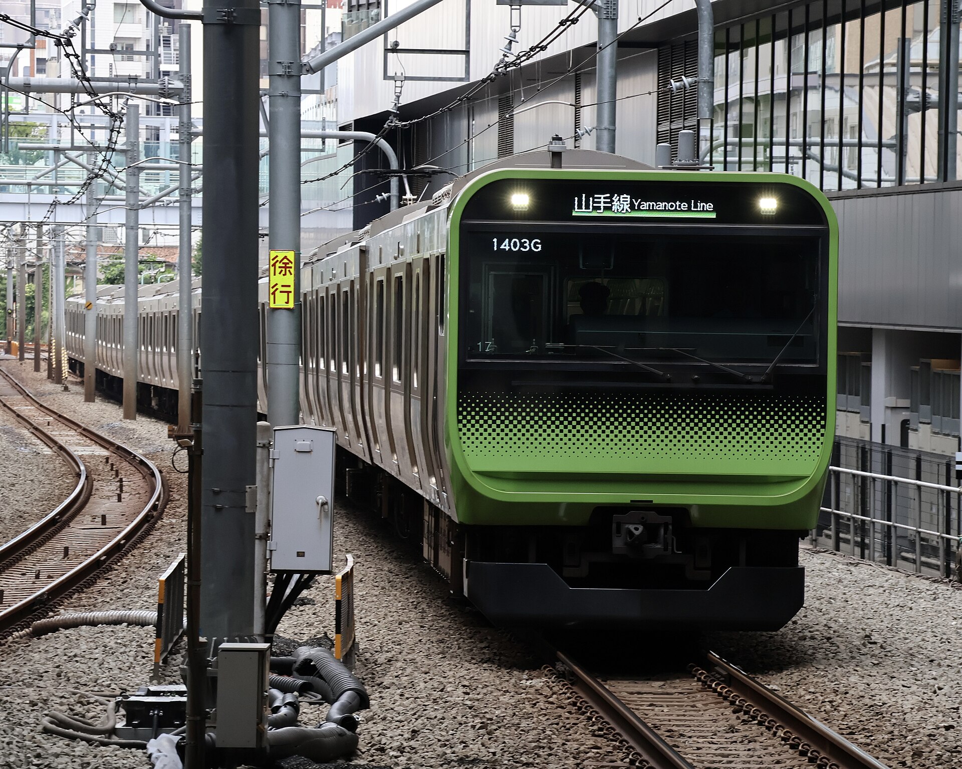 2026 年 6 月停靠澀谷站的 JR 東日本山手線 E235 系電車
