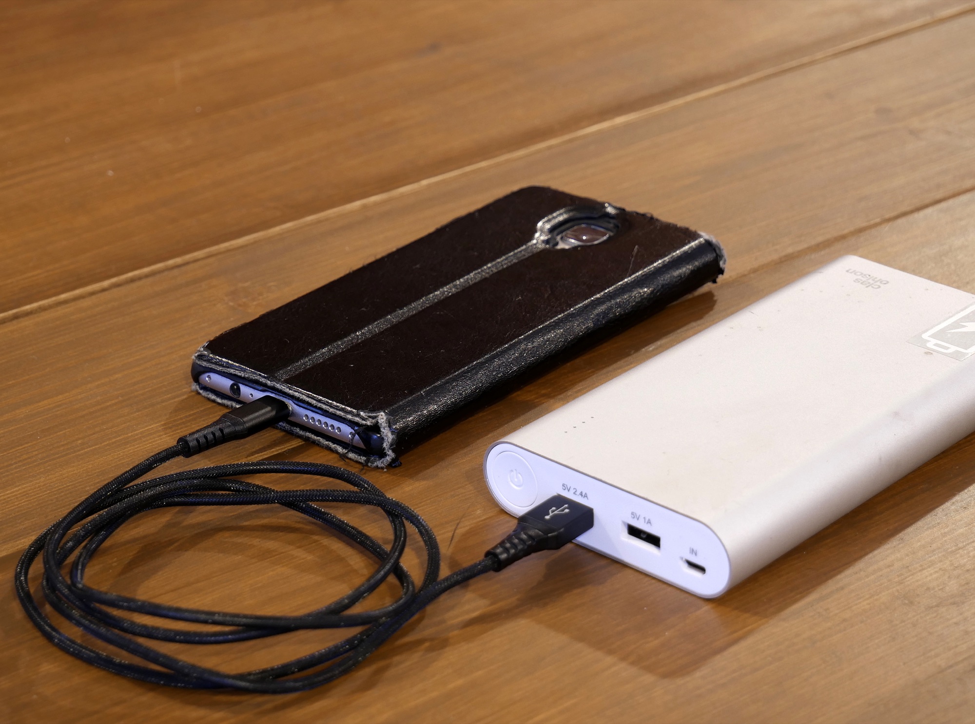 用行動電源（モバイルバッテリー）為智慧型手機充電的情境