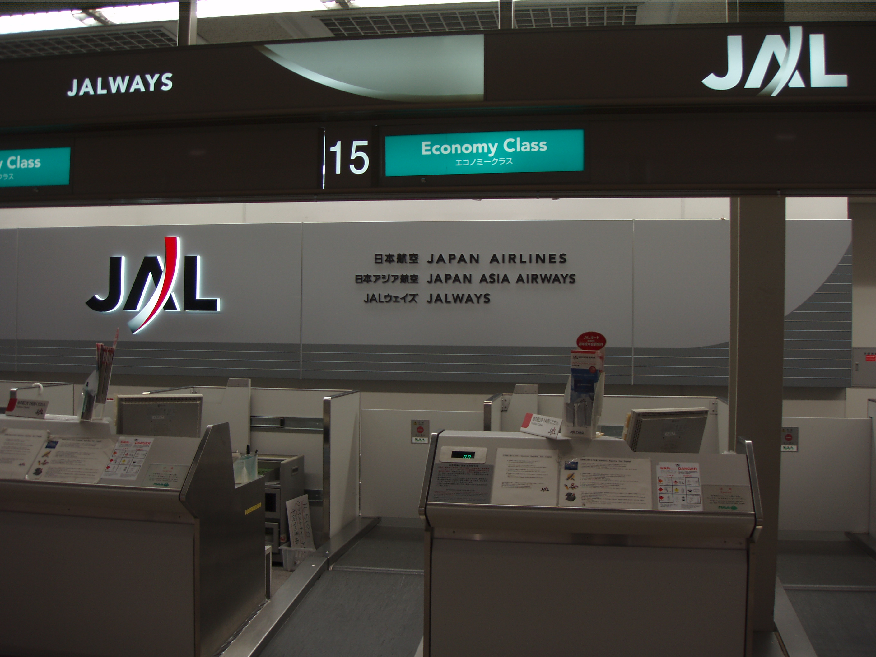 日本機場的 JAL（日本航空）報到櫃台，出發前先確認行動電源規定