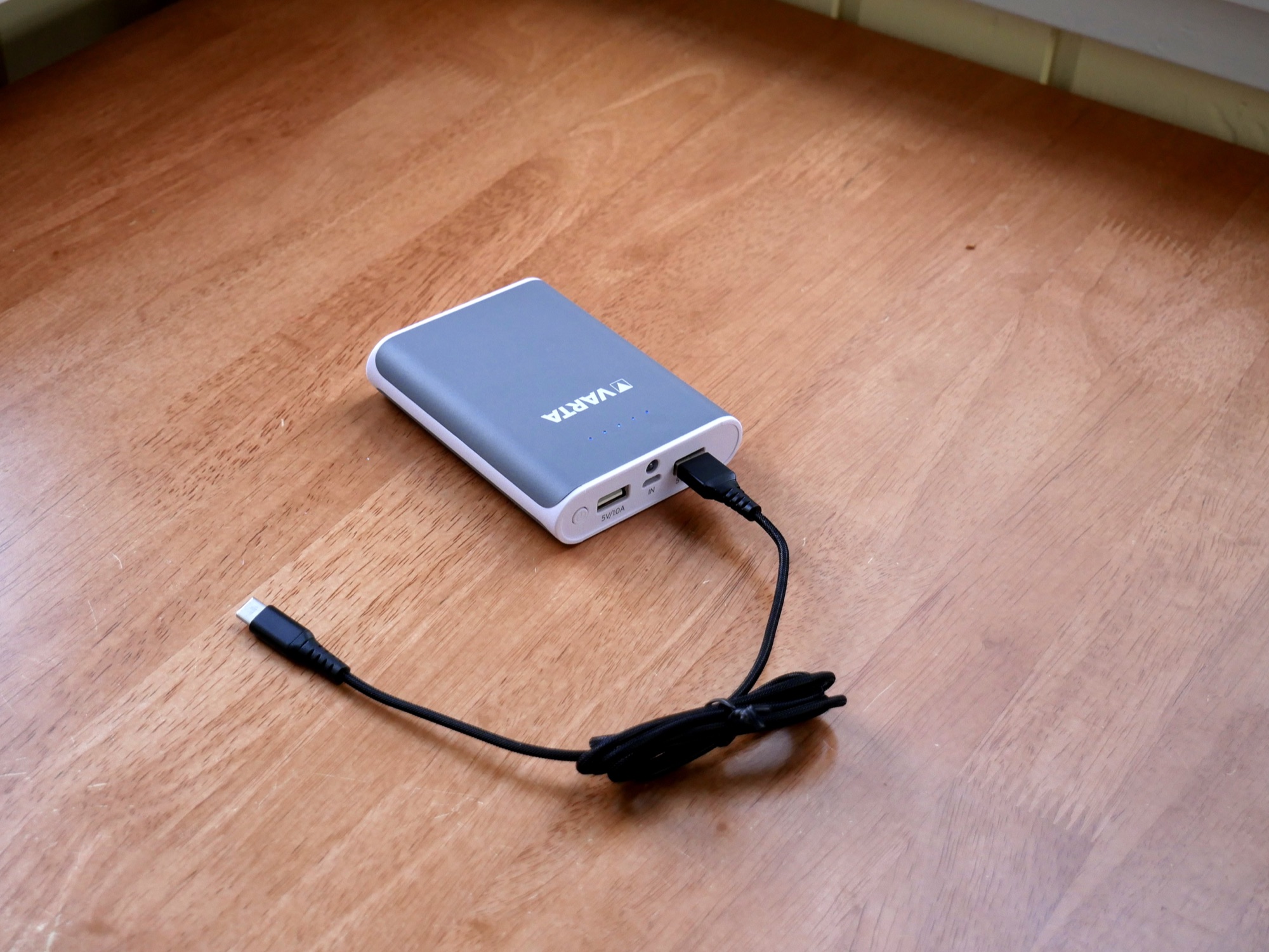 典型的行動電源（モバイルバッテリー）外觀，鋰電池內建多個 USB 輸出孔