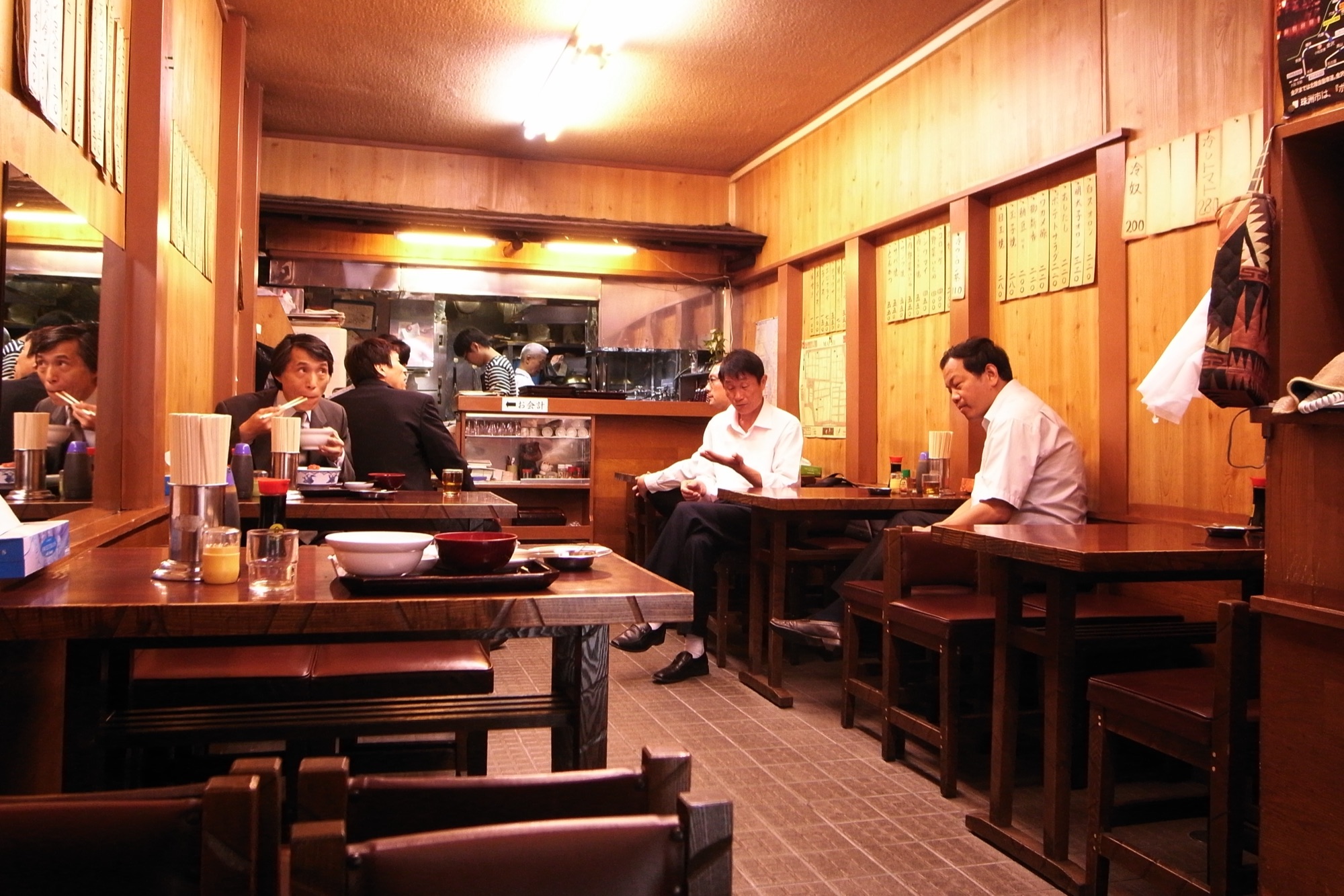 東京（Tokyo）居酒屋（日式酒館）店內 — 大叔閒聊 SNS vs オールドメディア 的代表場景