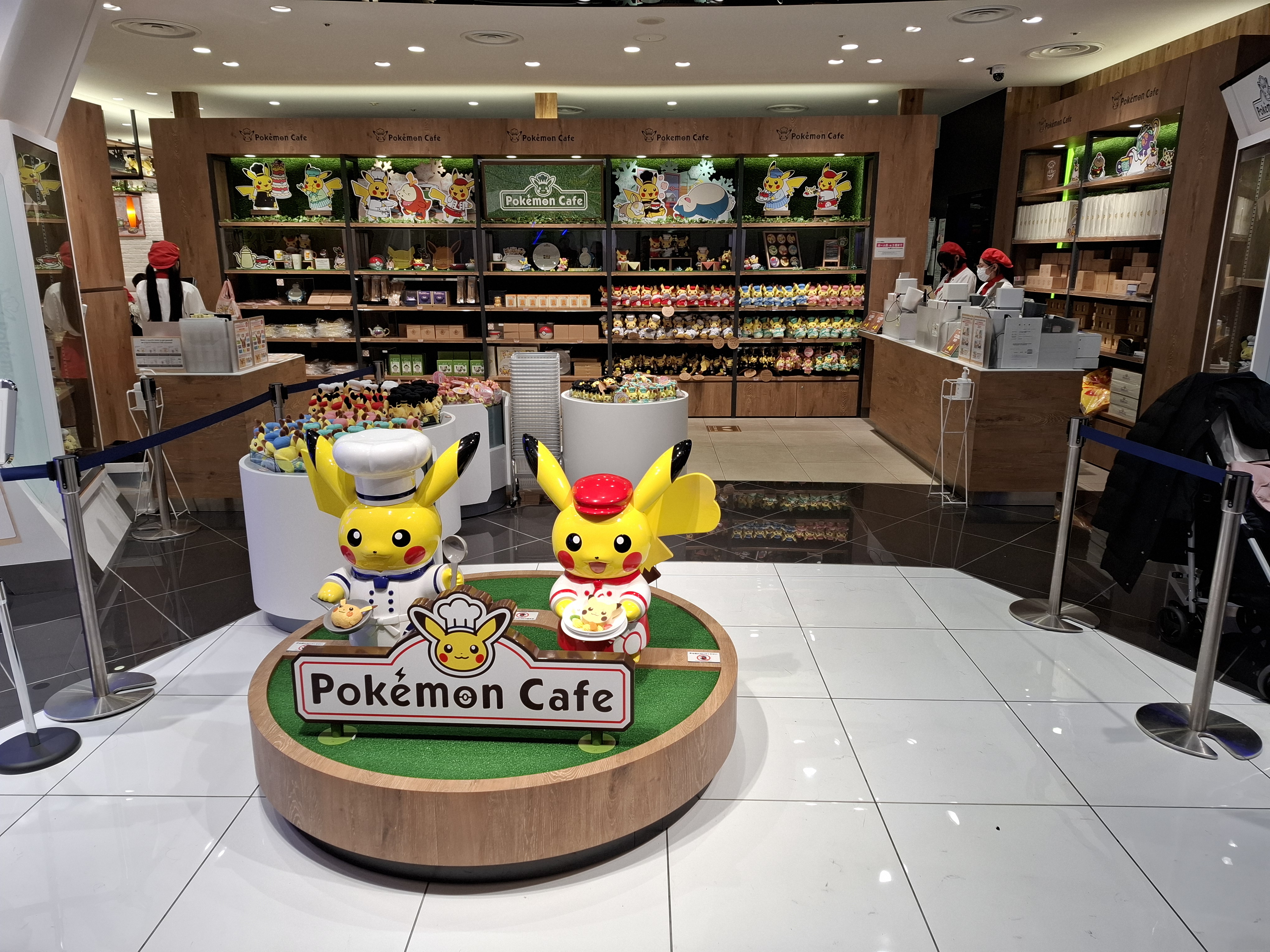 Pokémon Center Osaka DX 心齋橋店內陳列的寶可夢（ポケモン）絨毛玩偶 — ぬい活（玩偶活動）的代表場景