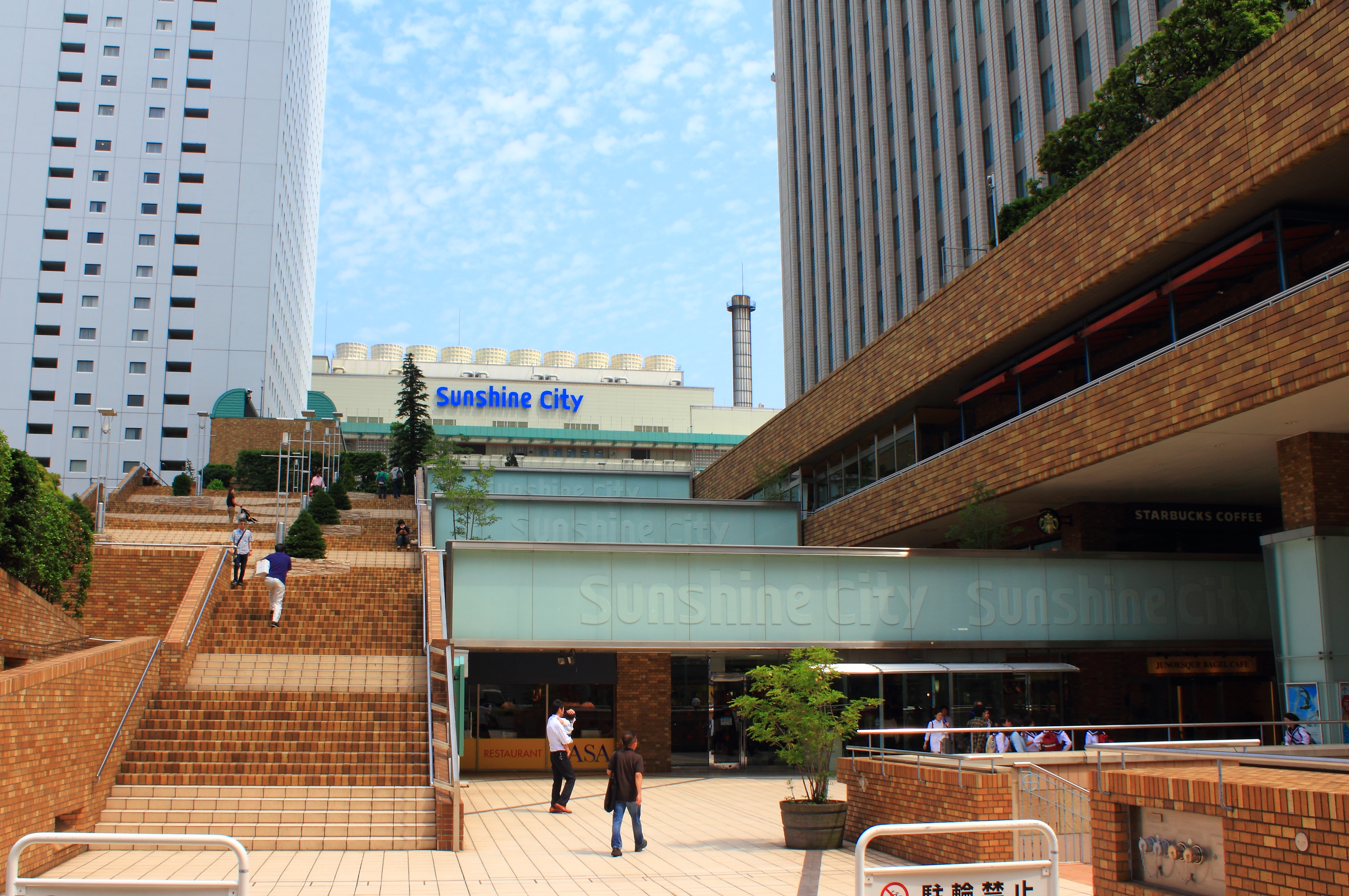 池袋（Ikebukuro）Sunshine City 複合商業設施外觀 — Z 世代「ぬい活・推し活」聖地之一