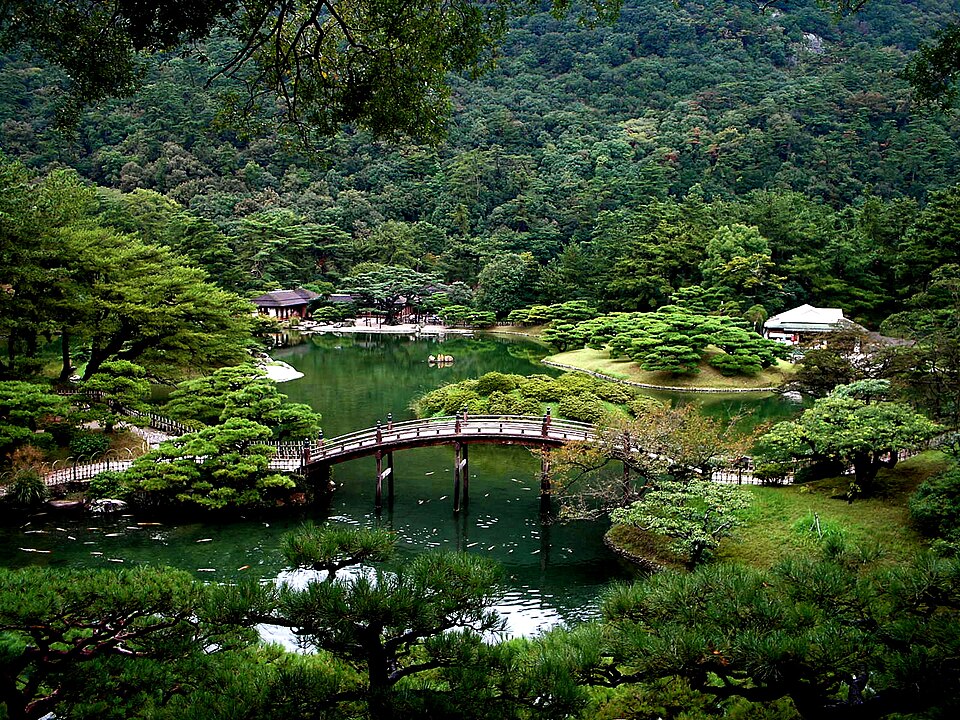 栗林公園橋畔的池泉庭園景色，高松市的特別名勝