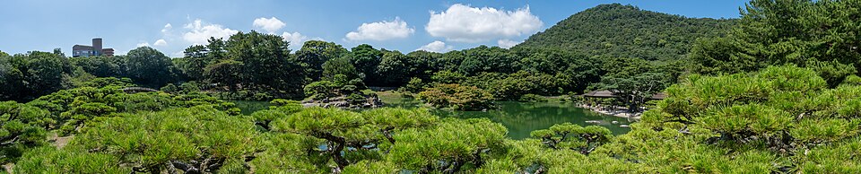 栗林公園全景俯瞰，南湖・北湖與六座人工假山構成的池泉迴遊式大庭園