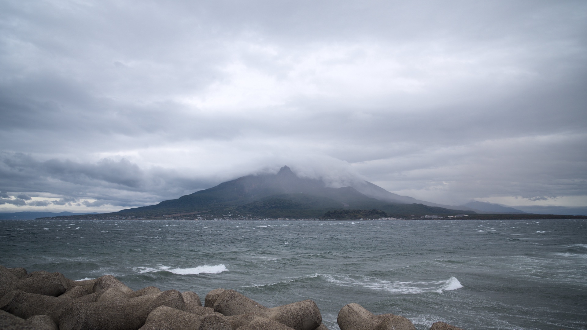 從鹿兒島灣望向活火山櫻島（さくらじま），煙霧迷漫的壯觀景象