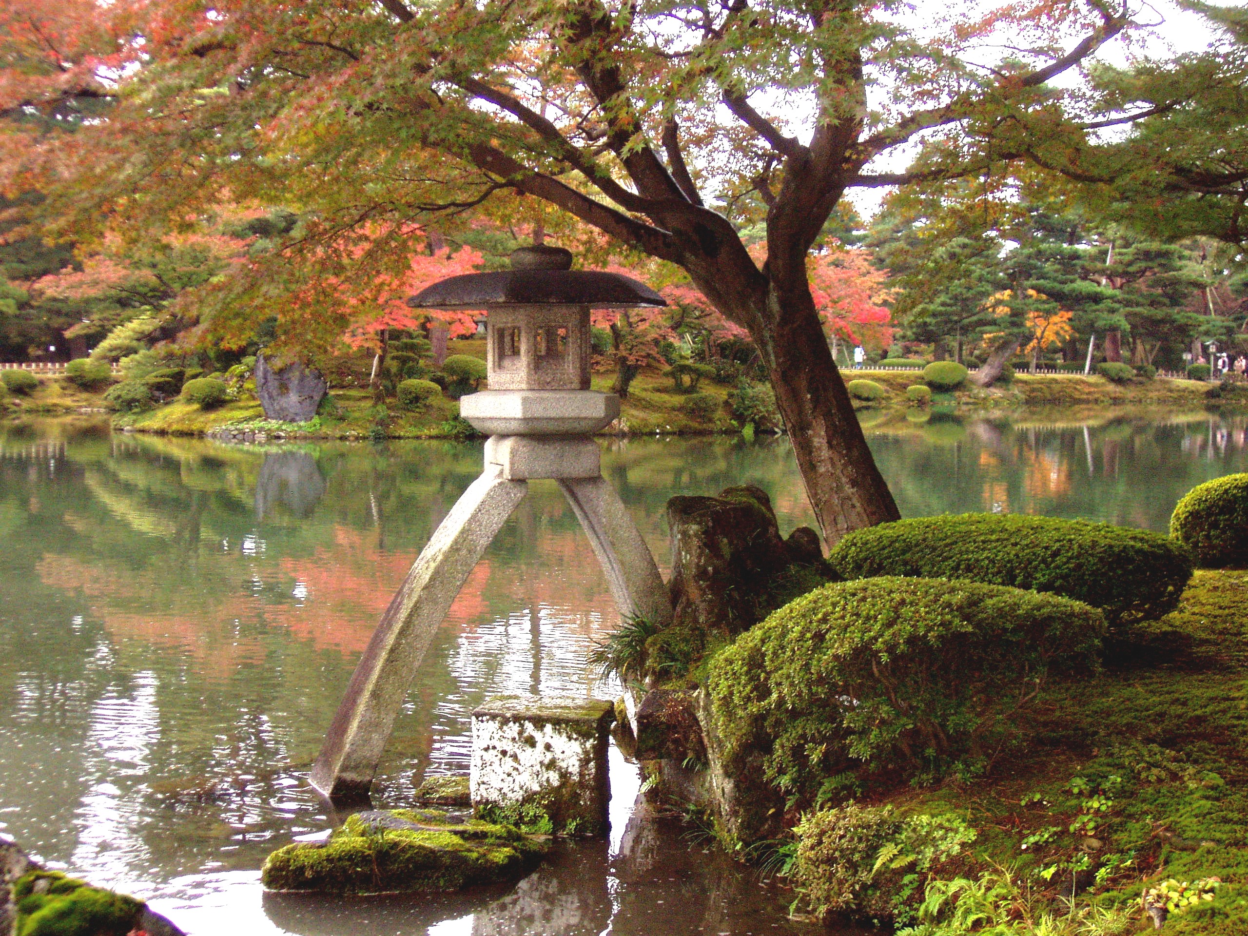 兼六園的琴柱石燈籠（琴柱燈籠）與霞之池 — 兩腳不等長的金澤地標燈籠