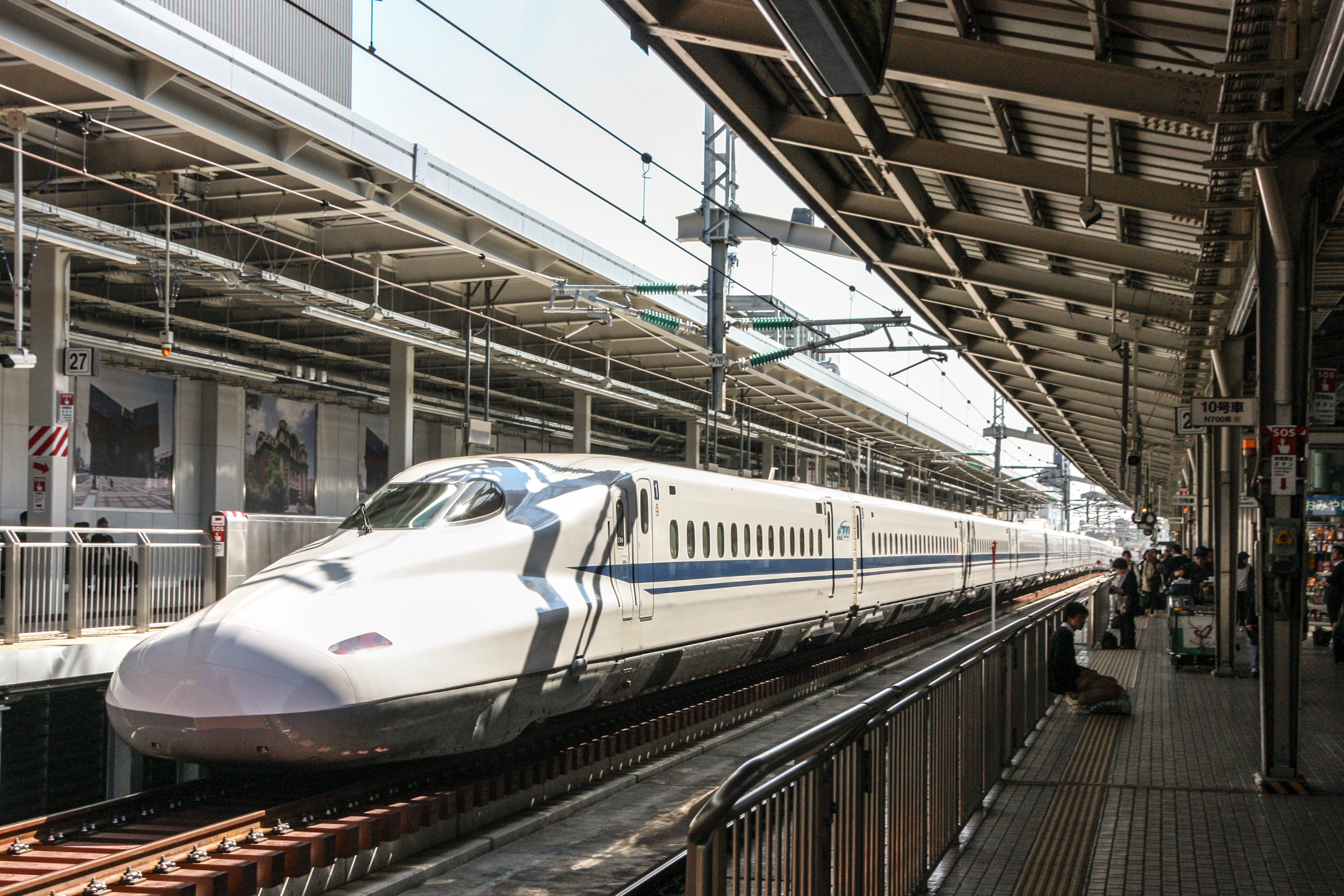 新大阪車站的 N700 系新幹線 — 關西廣域版可搭山陽新幹線新大阪⇄岡山段