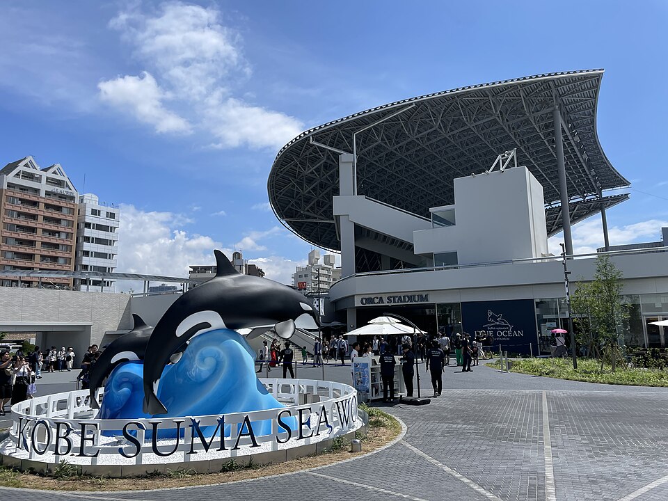 神戸須磨シーワールド 入口外觀 — オルカスタディアム（虎鯨表演劇場）+ シャチモニュメント（KOBE SUMA SEA WORLD 紀念雕像）、2024 年 6 月開園後の現地撮影