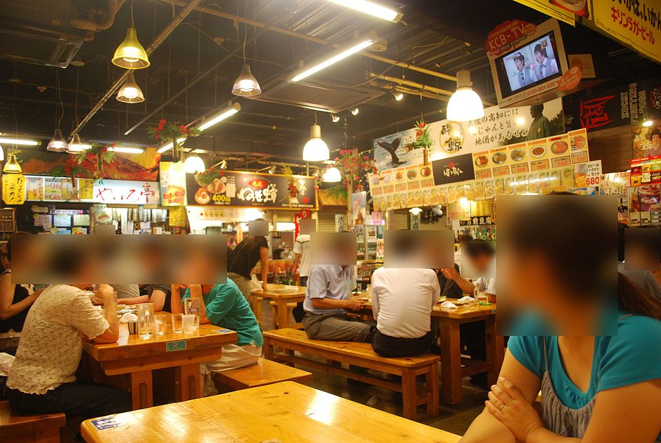 ひろめ市場（弘人市場）內部，高知市最熱鬧的美食廣場，鰹魚料理與地酒聚集地