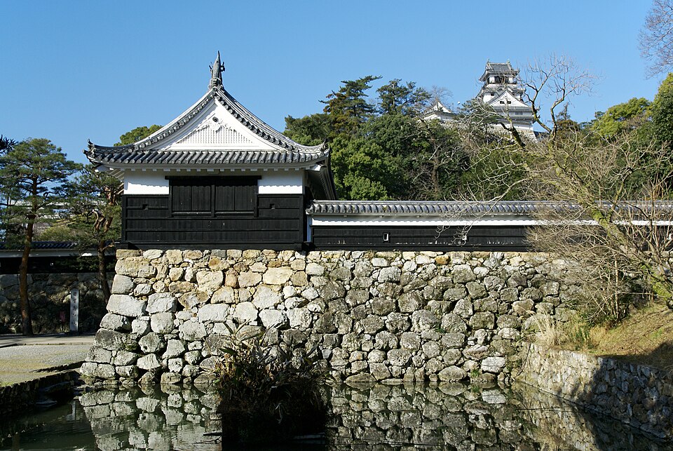 高知城天守閣全景，四國唯一天守與本丸現存的完整城郭，建於山丘之上
