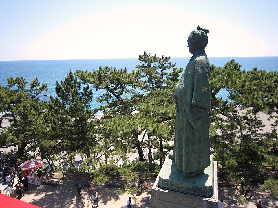 坂本龍馬銅像，站立於桂浜公園高台眺望太平洋，全像含台座高達13.5公尺