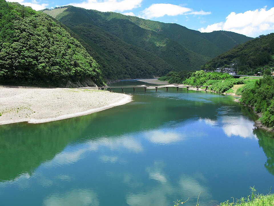 四萬十川岩間沈下橋（いわまちんかばし）全景，橋與清澈河流的經典構圖，曾獲日文維基月選照片