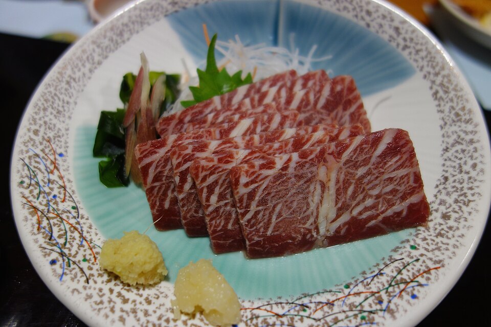 馬刺し（ばさし），熊本名物的生馬肉刺身，沾醬油和薑末享用