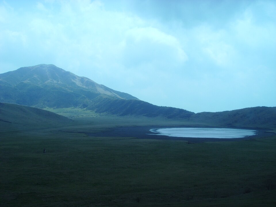 阿蘇山草千里ヶ浜，廣闊的火山口草原，背景是中岳冒著火山煙氣