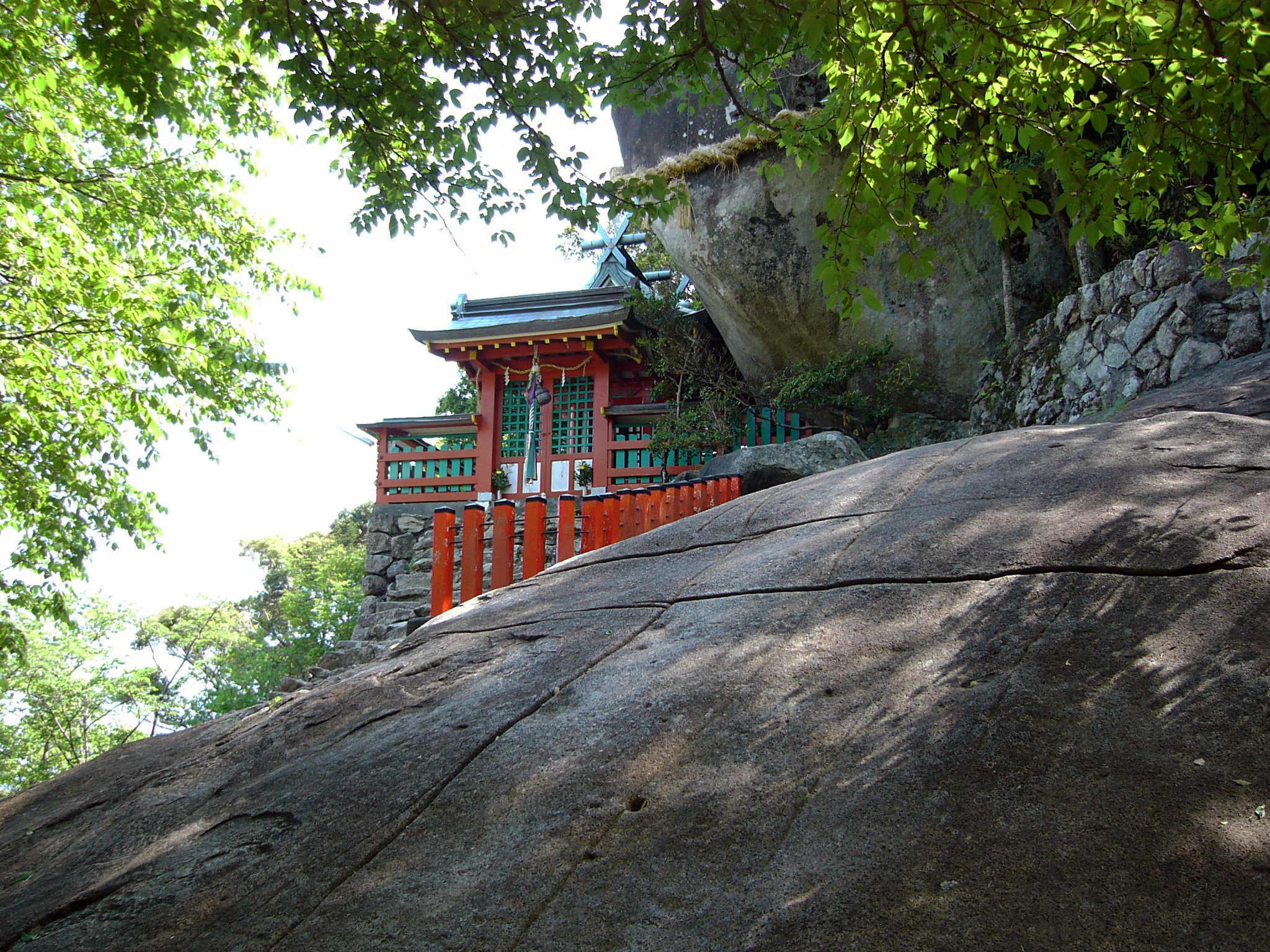 神倉神社的陡峭天然石階 — 熊野神最初降臨的聖地，需攀爬五百多階