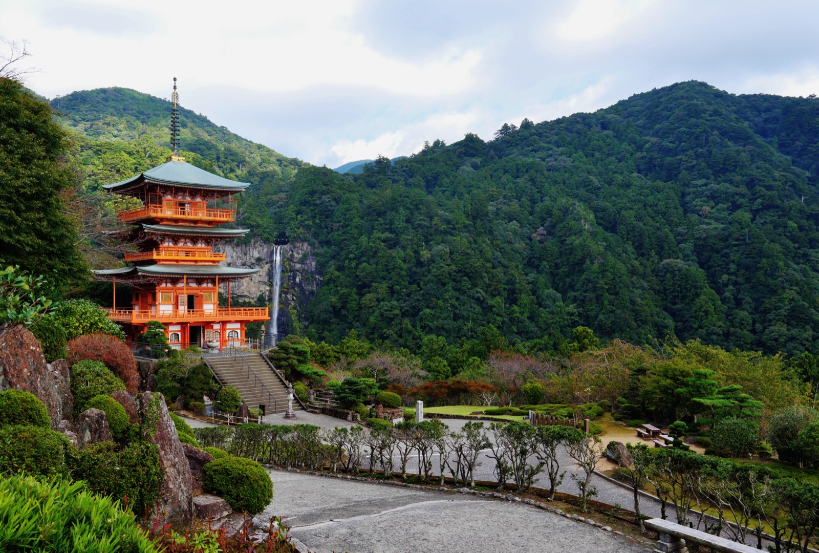 青岸渡寺朱紅三重塔與那智瀑布同框 — 熊野那智大社、世界遺產「紀伊山地的靈場與參詣道」的代表景觀