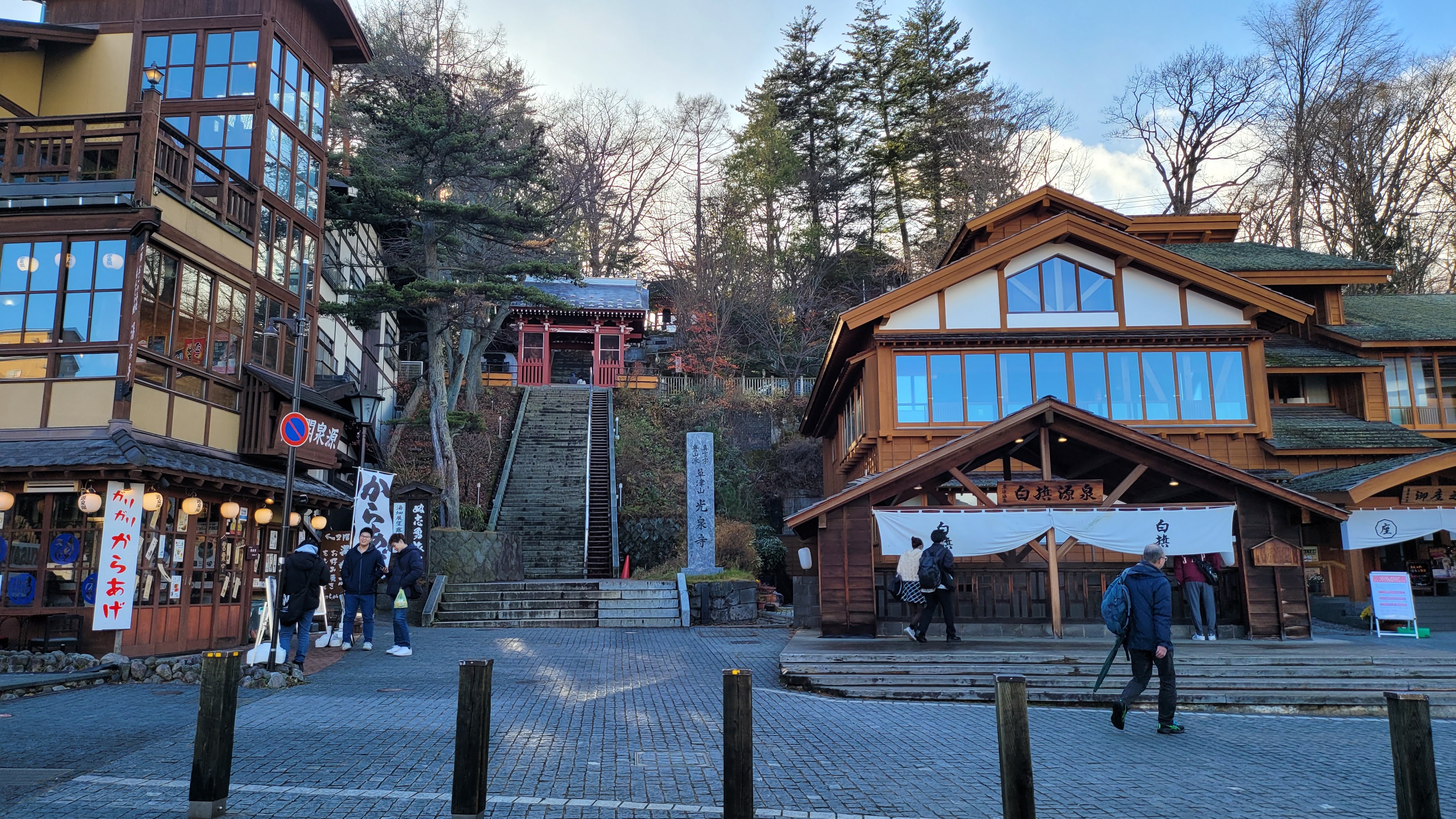 草津溫泉 溫泉街景 — 以湯畑為中心向四周延伸的旅館與伴手禮店街道