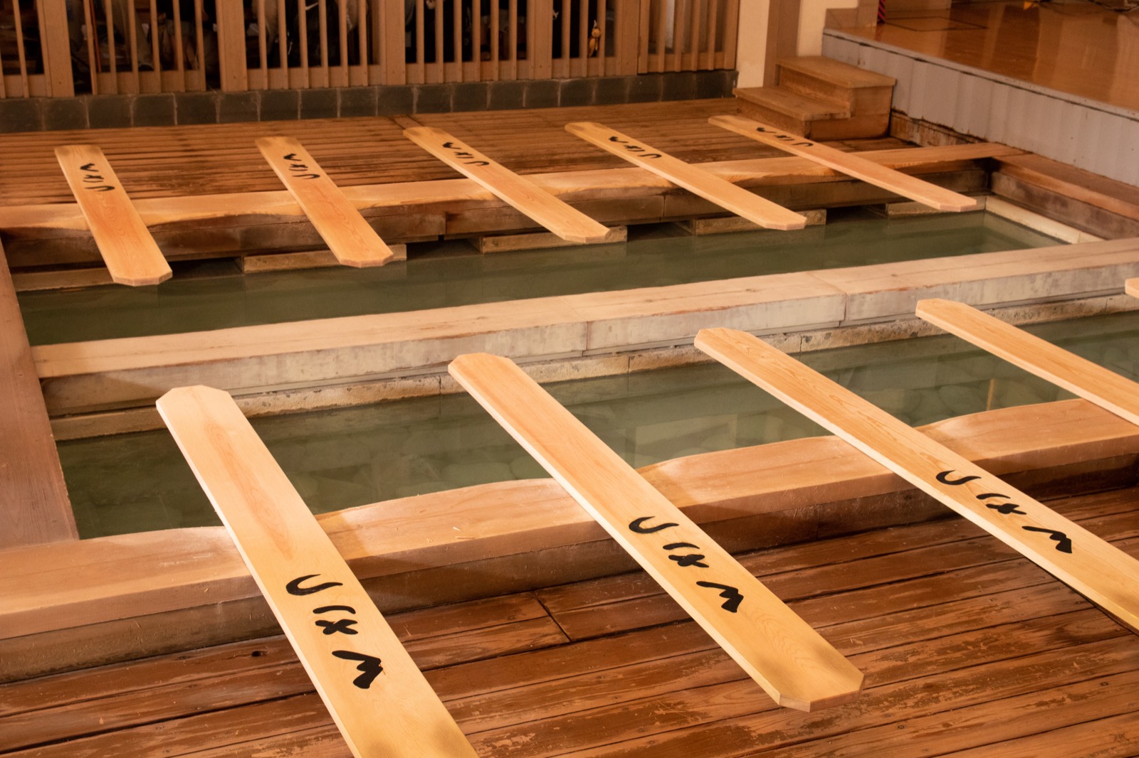 草津溫泉 熱乃湯 湯もみ秀 — 邊唱草津節邊用大木板攪拌溫泉的傳統表演