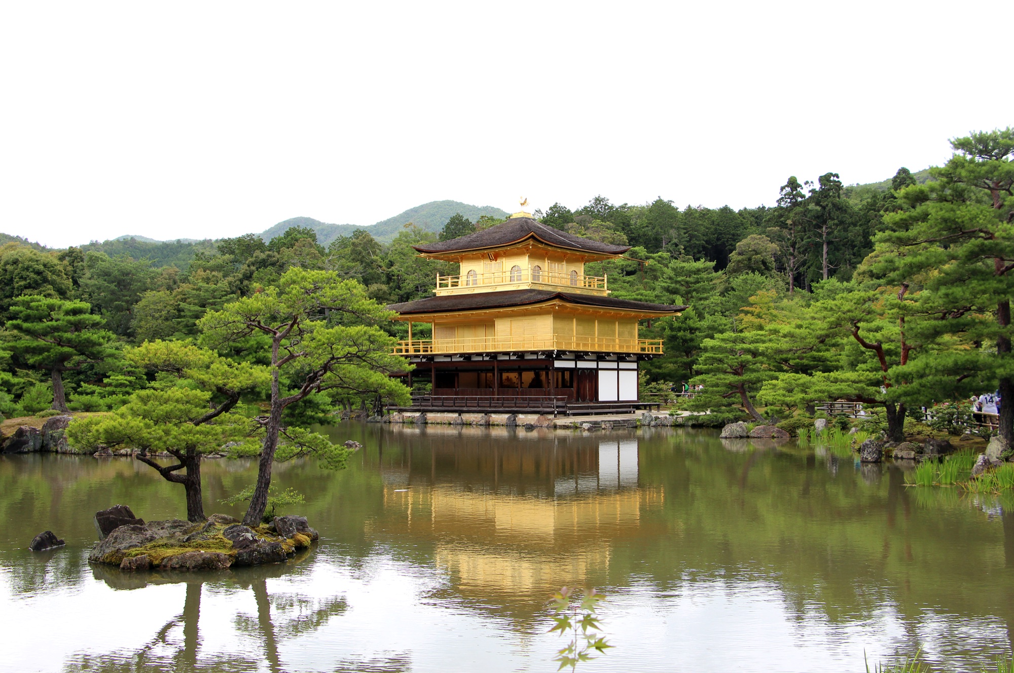 京都 金閣寺（鹿苑寺）舍利殿與鏡湖池倒影 — 世界文化遺產