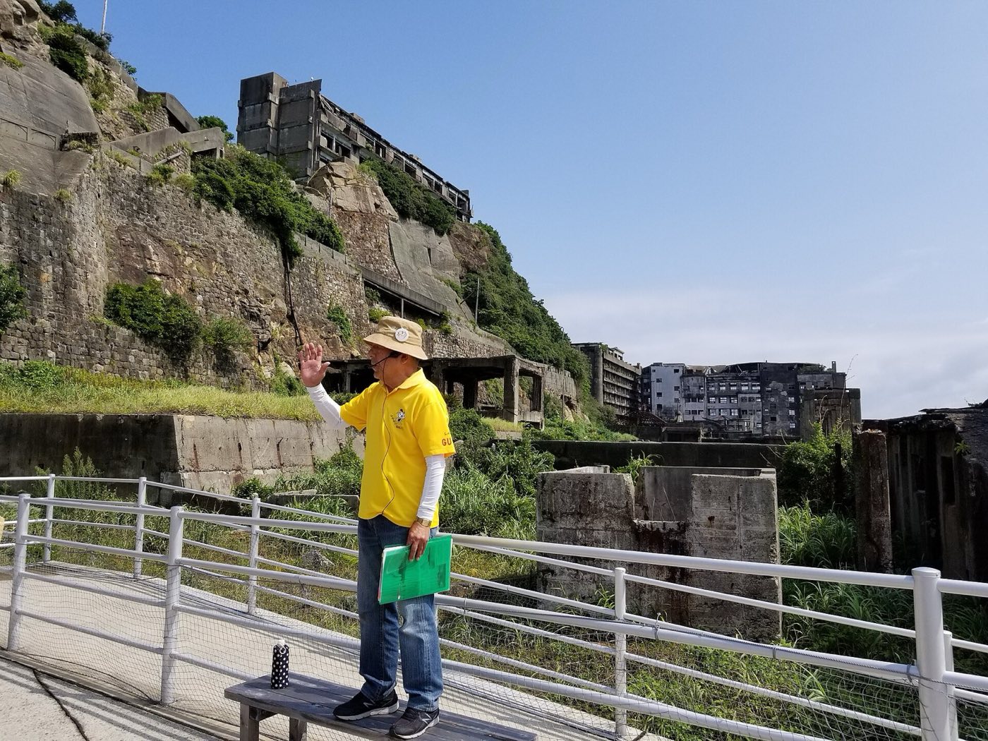端島第一見學廣場 —— 上陸行程的第一個解說點，望向貯煤場等生產設施遺構與輸煤帶支柱