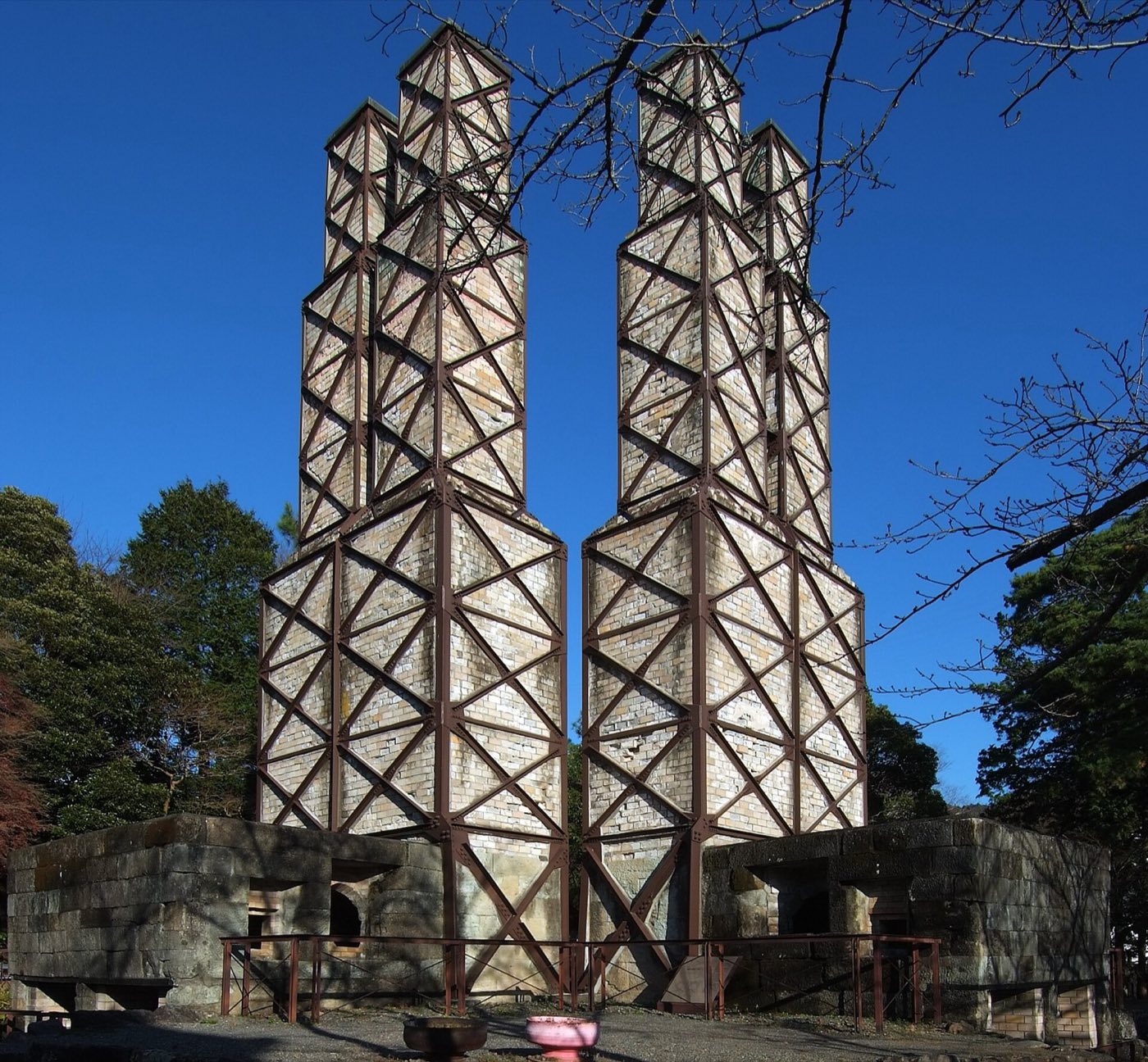 韮山反射爐 —— 日本國內現存幕末反射爐中保存狀態最完整的一座，連雙式 2 基爐體