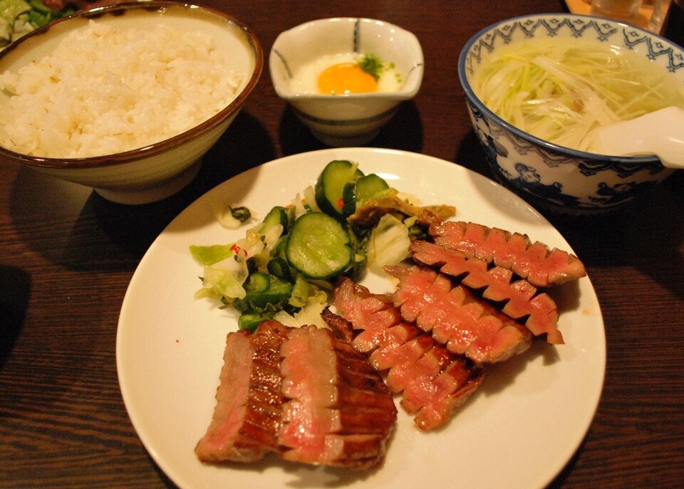 仙台名物・牛タン定食（ぎゅうたんていしょく）— 厚切り炭烤牛舌定食，附麦飯（むぎめし）與テールスープ