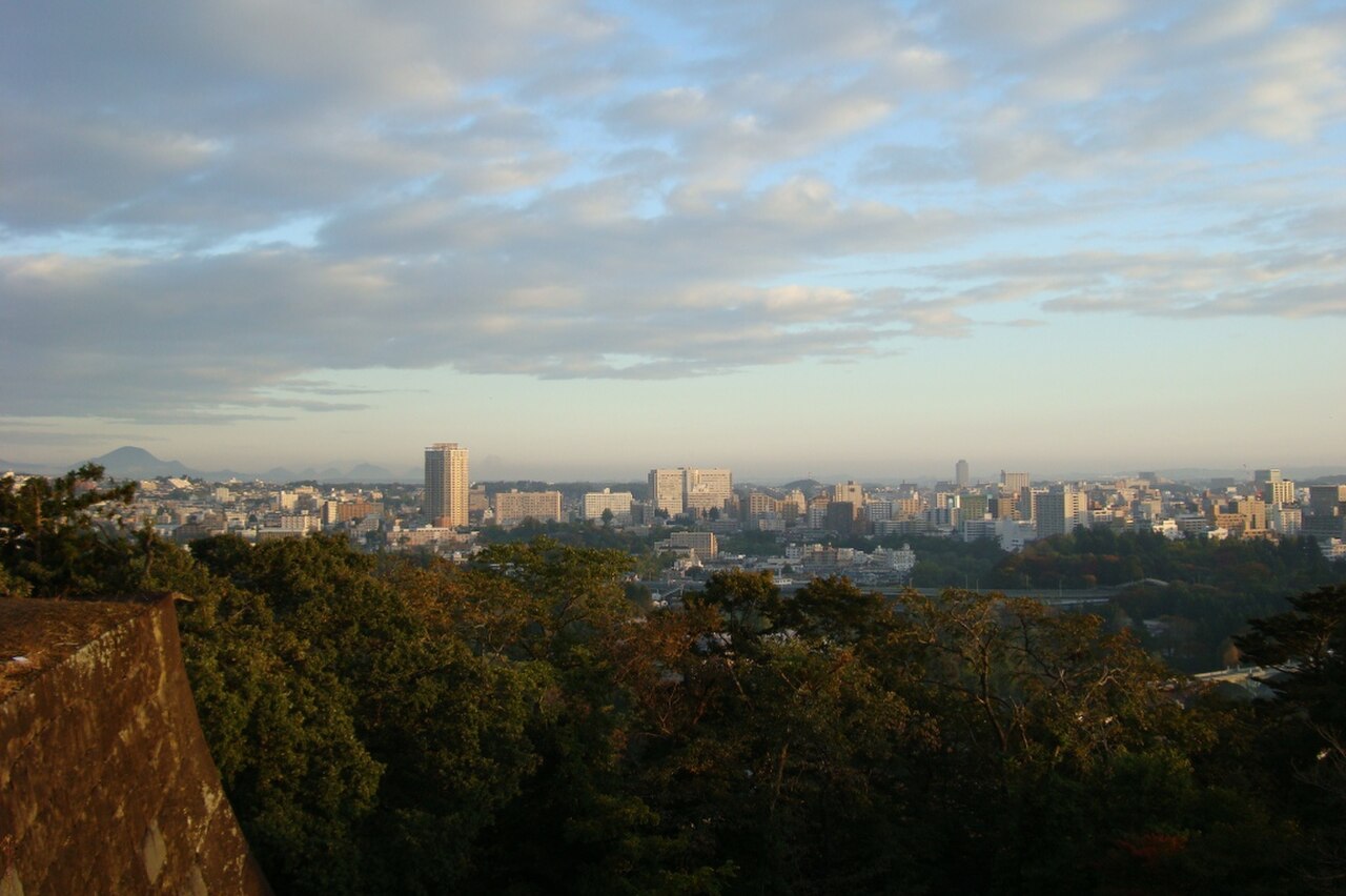 從仙台城跡（青葉山）俯瞰仙台市區的日出全景 — 伊達政宗的城下町「杜之都」