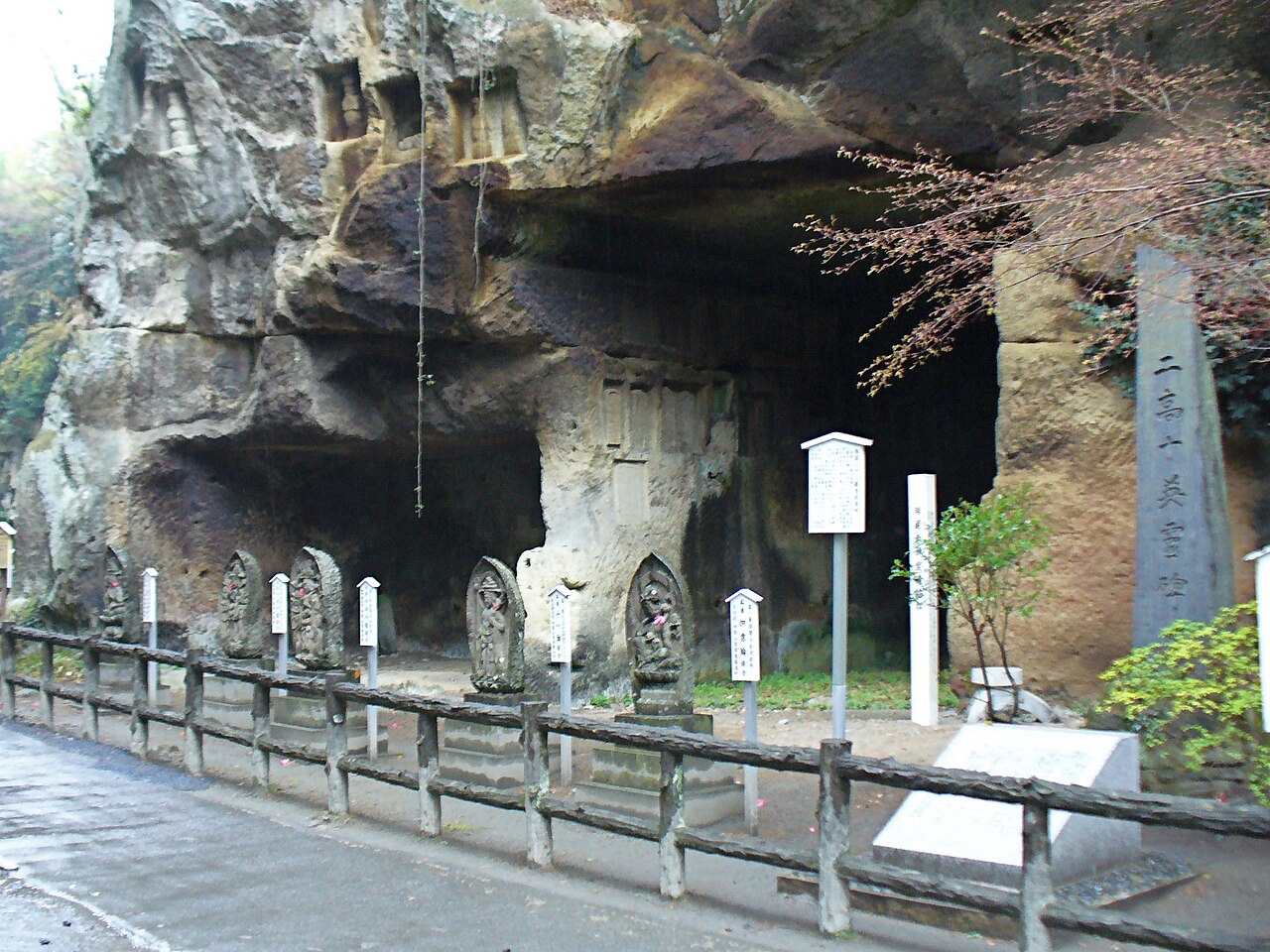 瑞巖寺（ずいがんじ）境內的岩窟洞穴群 — 由白堊紀砂岩鑿成、用於修行的坐禪窟遺跡