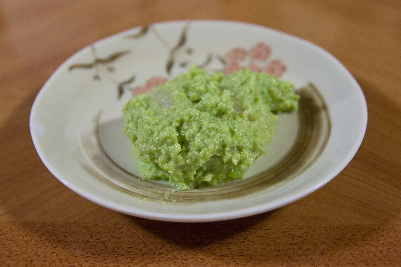 ずんだ餅（ずんだもち）— 翠綠枝豆餡裹白色麻糬，宮城縣傳統甜點，仙台三大名物之一