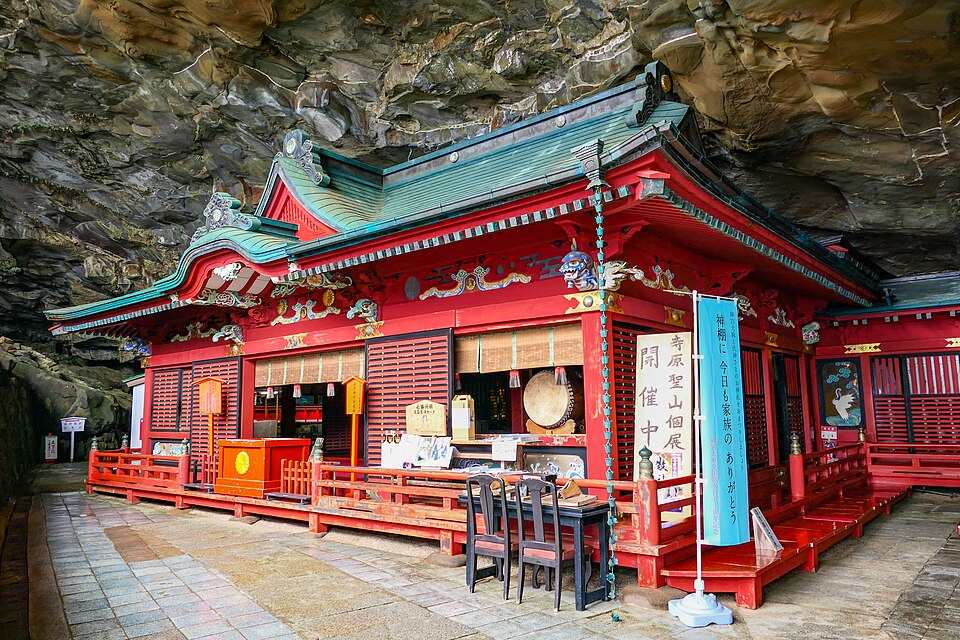 鵜戸神宮（うどじんぐう）本殿——位在海蝕洞窟中的朱紅色本殿，面向太平洋日向灘