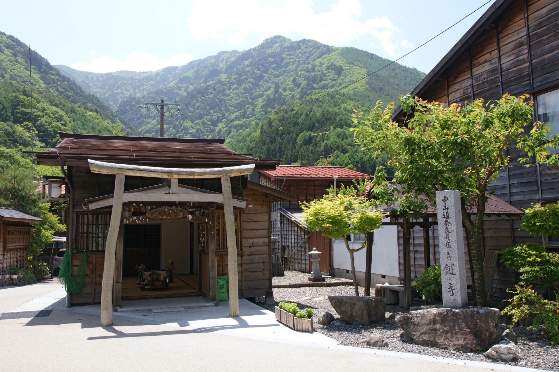 奈良井宿中山道宿場町街道，兩排江戶時代風格的木造建築延伸至遠方
