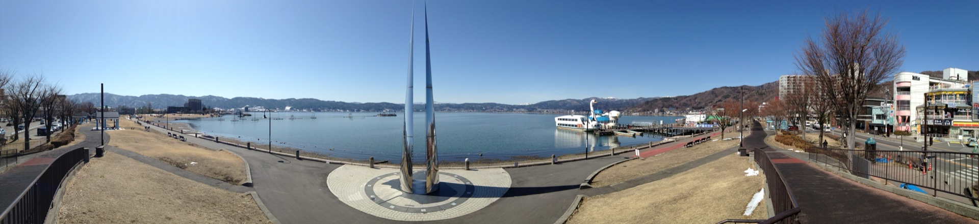 諏訪湖全景，長野縣最大的湖泊，遠方是安曇野的山岳