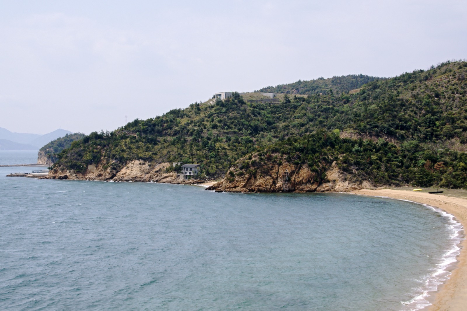 直島 地中美術館（Chichu Art Museum）外觀 — 安藤忠雄設計、建築大半埋入地下