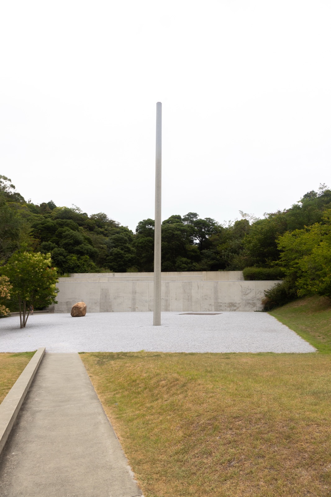 直島 李禹煥美術館（Lee Ufan Museum）通往入口的步道與安藤忠雄的清水混凝土建築、被周邊自然包圍的山谷景觀