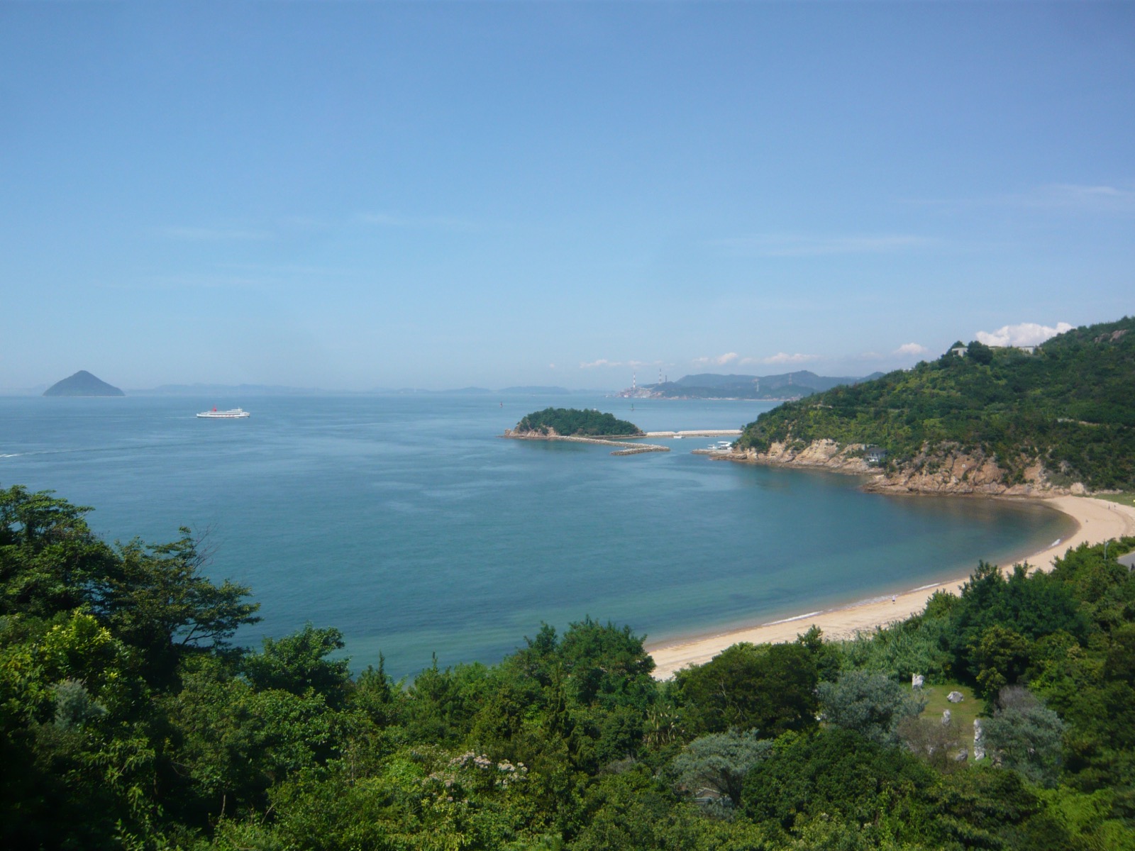 直島 瀨戶內海海景（Naoshima Seto Inland Sea view）— 從直島望向西側海面與遠方島影的平靜景色