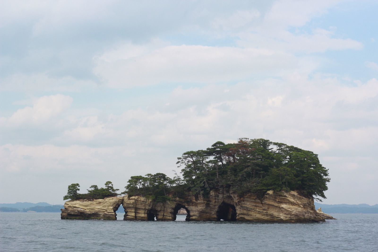 日本三景之一・宮城縣松島灣(まつしまわん)海上松樹小島,260 餘島組成的多島美代表景觀