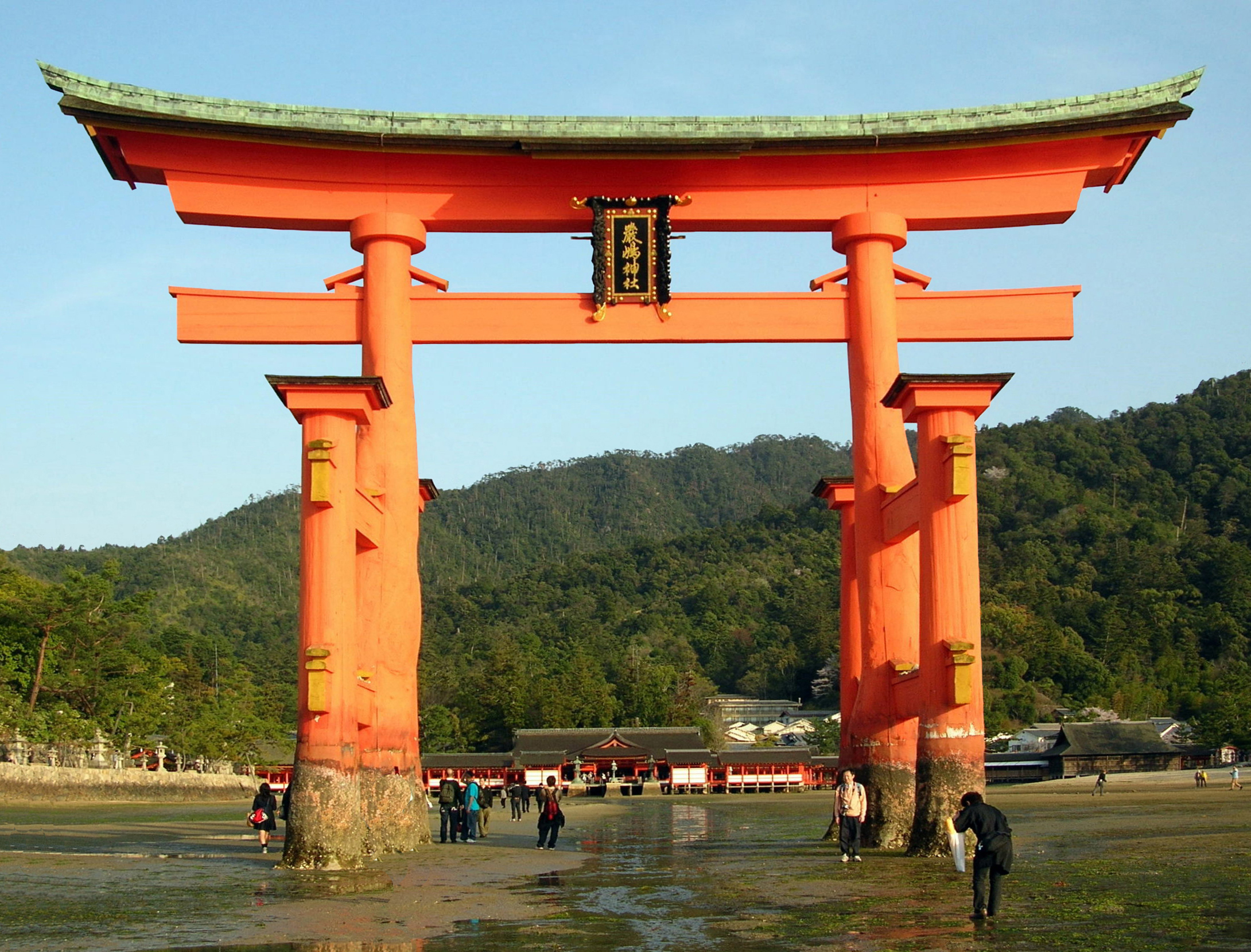 嚴島神社（いつくしまじんじゃ）朱紅社殿與海上大鳥居，滿潮時建築宛如漂浮在海面上