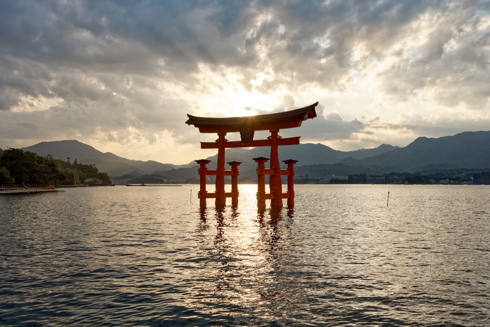 日本三景宮島（みやじま）的嚴島神社大鳥居（おおとりい），夕陽下漂浮在海上的朱紅鳥居，世界文化遺產