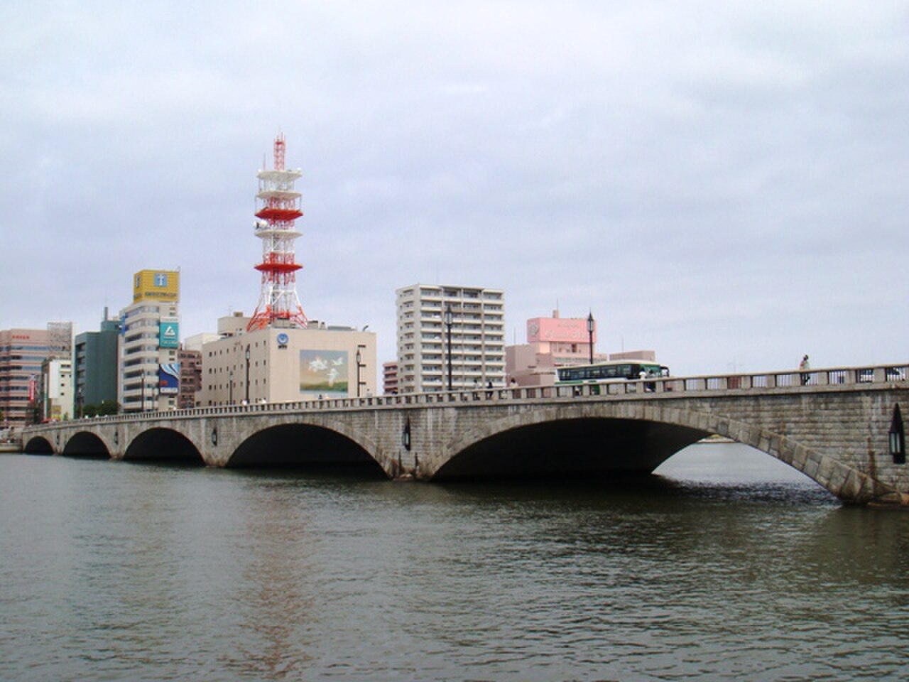 新潟市萬代橋（ばんだいばし），橫跨信濃川的 1929 年石造重要文化財，新潟市的城市象徵