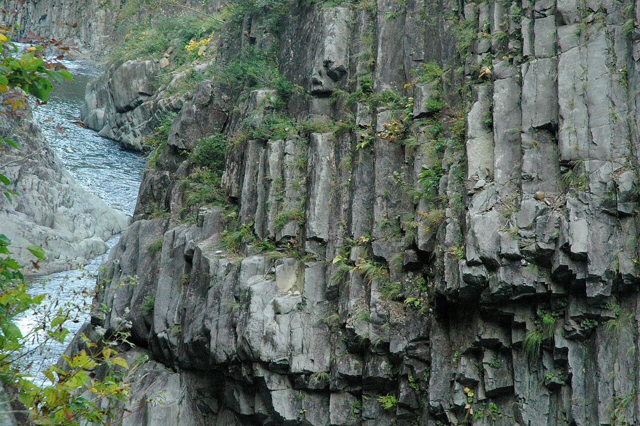 清津峡秋季紅葉，日本三大峽谷之一的垂直岩壁與信濃川支流清津川