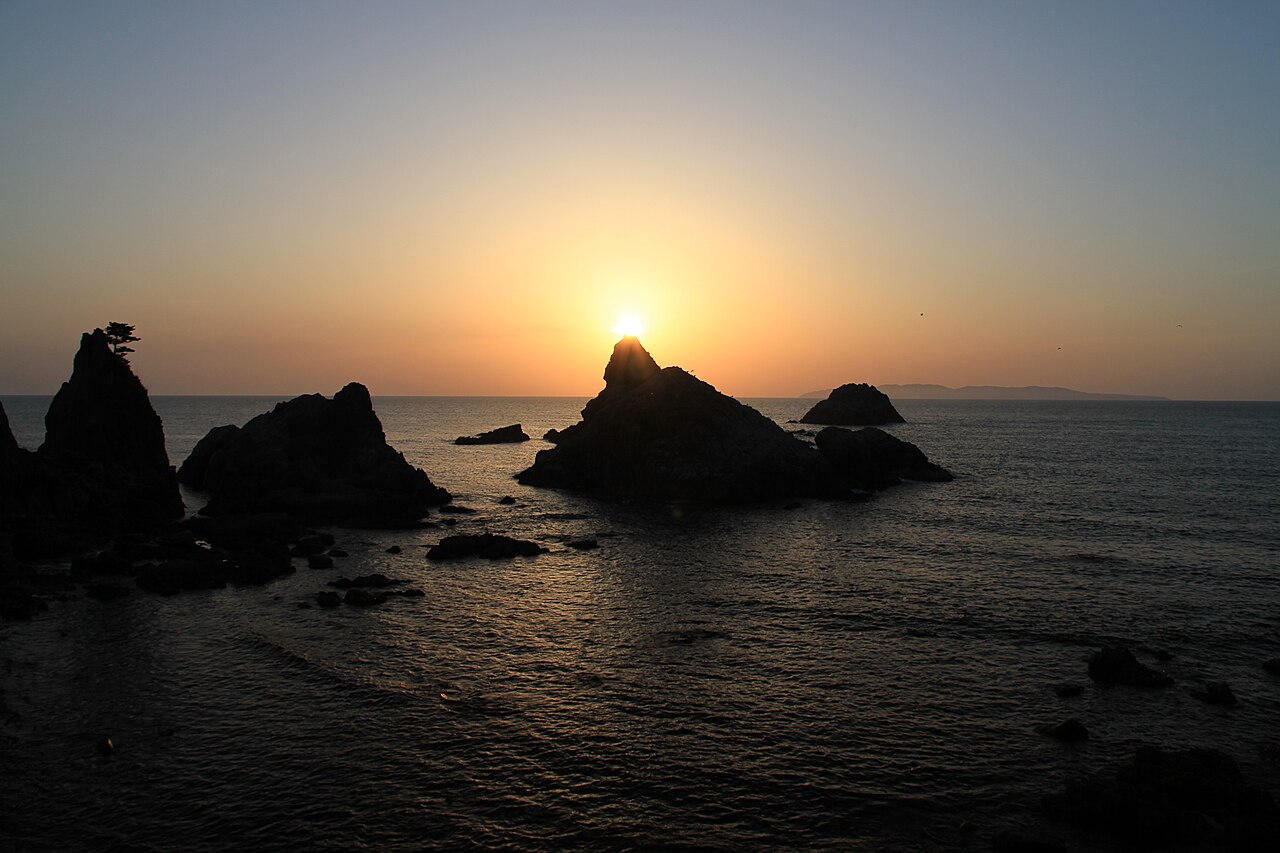 笹川流れ附近的村上市海岸，礁岩地形與海天一色