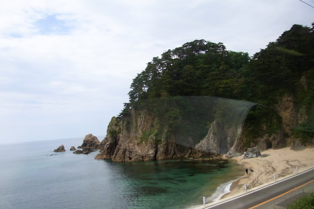 笹川流れ沿岸的日本海風光，礁岩與翡翠色海水交織，新潟縣村上市北部的國指定名勝
