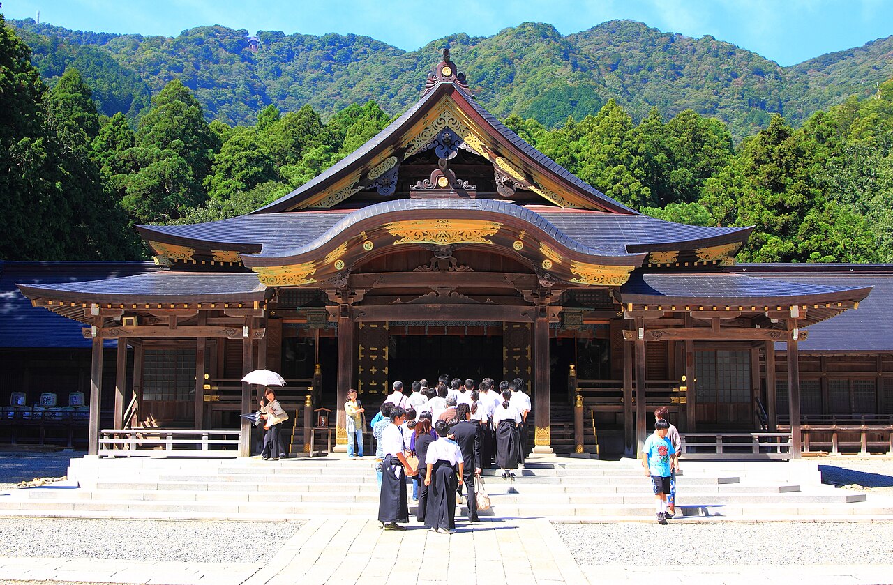 彌彦神社（越後一宮）本殿，新潟縣地位最崇高的古社，有超過 2400 年歷史