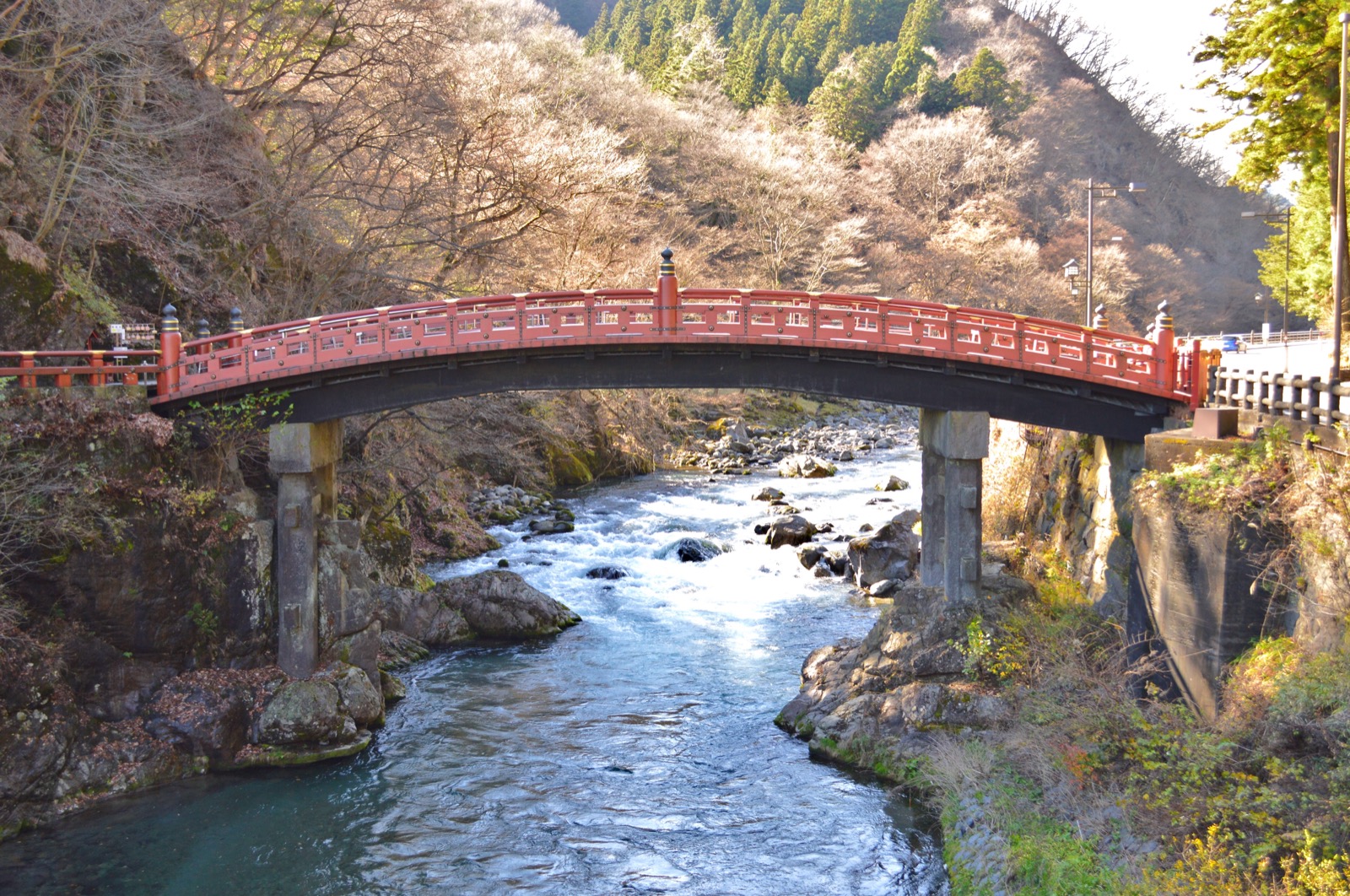 日光神橋（しんきょう）朱紅色拱橋 — 日光山內的入口、世界遺產區域的象徵