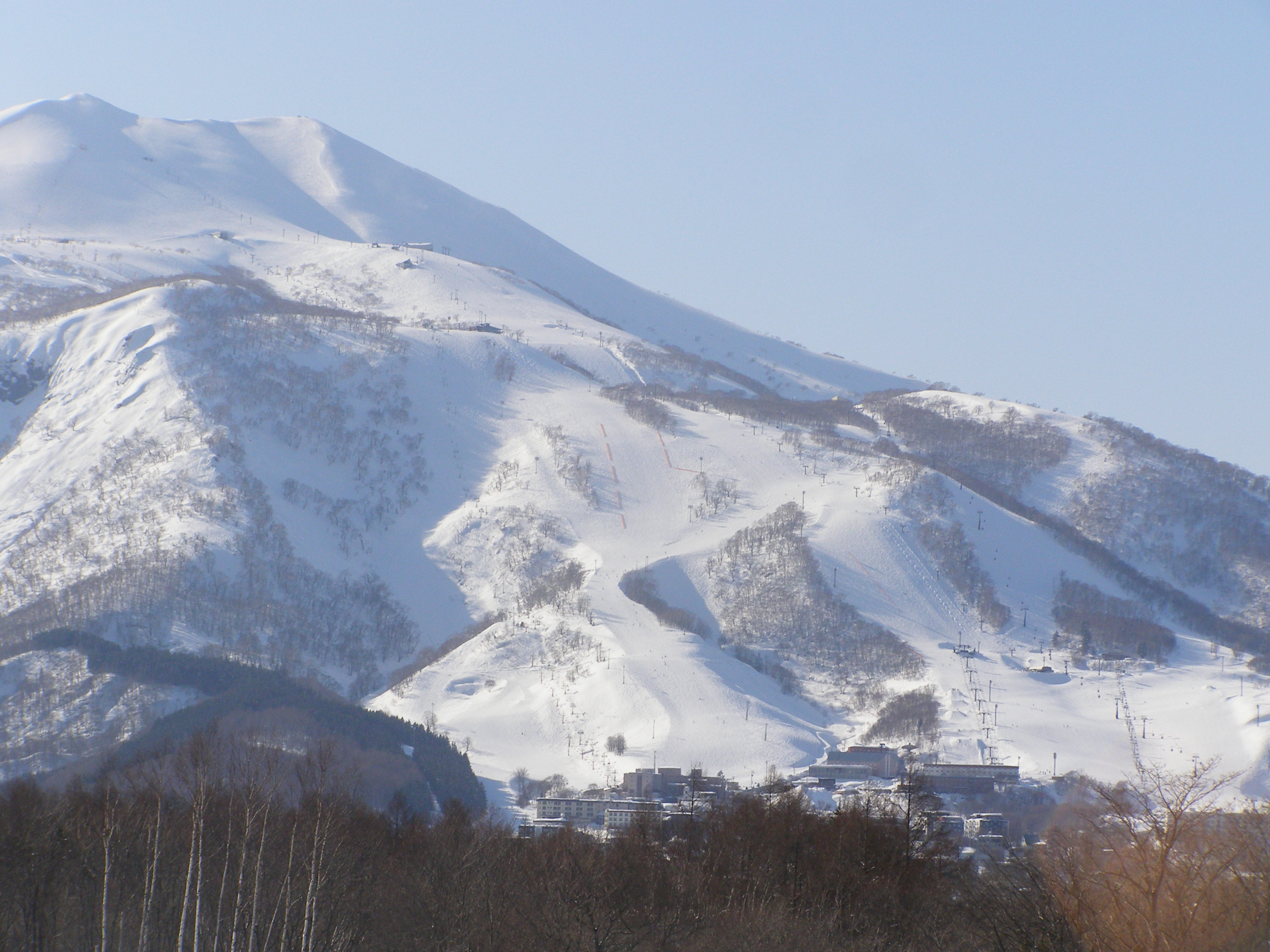 二世谷 GRAND HIRAFU（グラン・ヒラフ）滑雪場與背後的羊蹄山，從倶知安町國道 5 號附近眺望