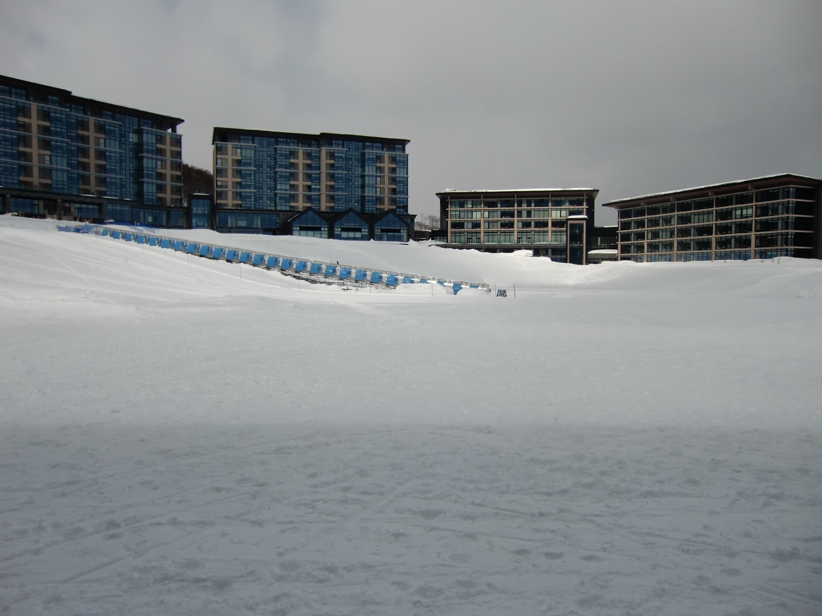 二世谷 HANAZONO 度假村的初學者雪區與 HANAZONO Tube Park 雪盆樂園，後方為柏悅酒店