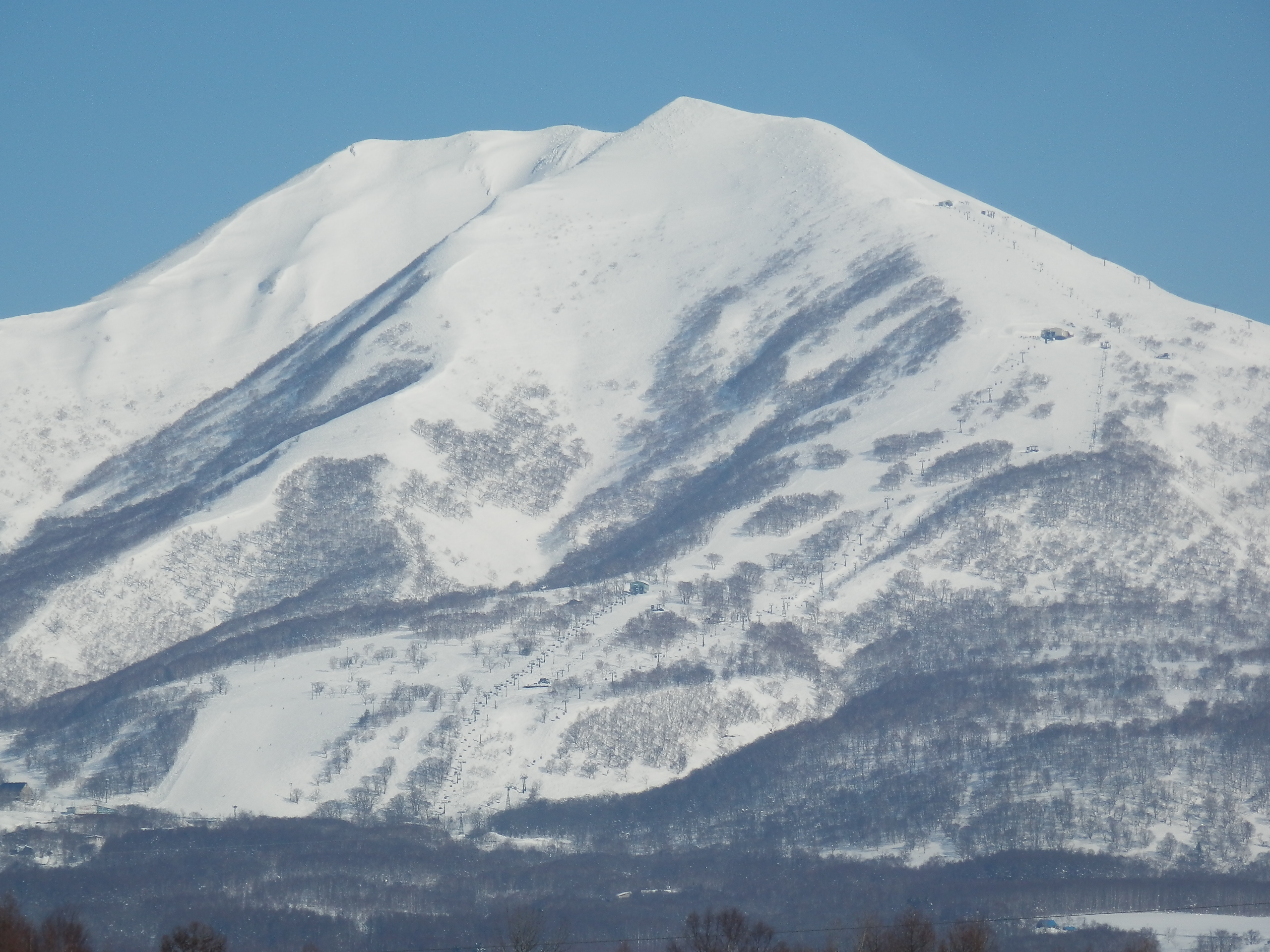 二世谷安努普利山（ニセコアンヌプリ）冬季雪景，從二世谷町里見附近眺望，初學者友善的緩坡雪場