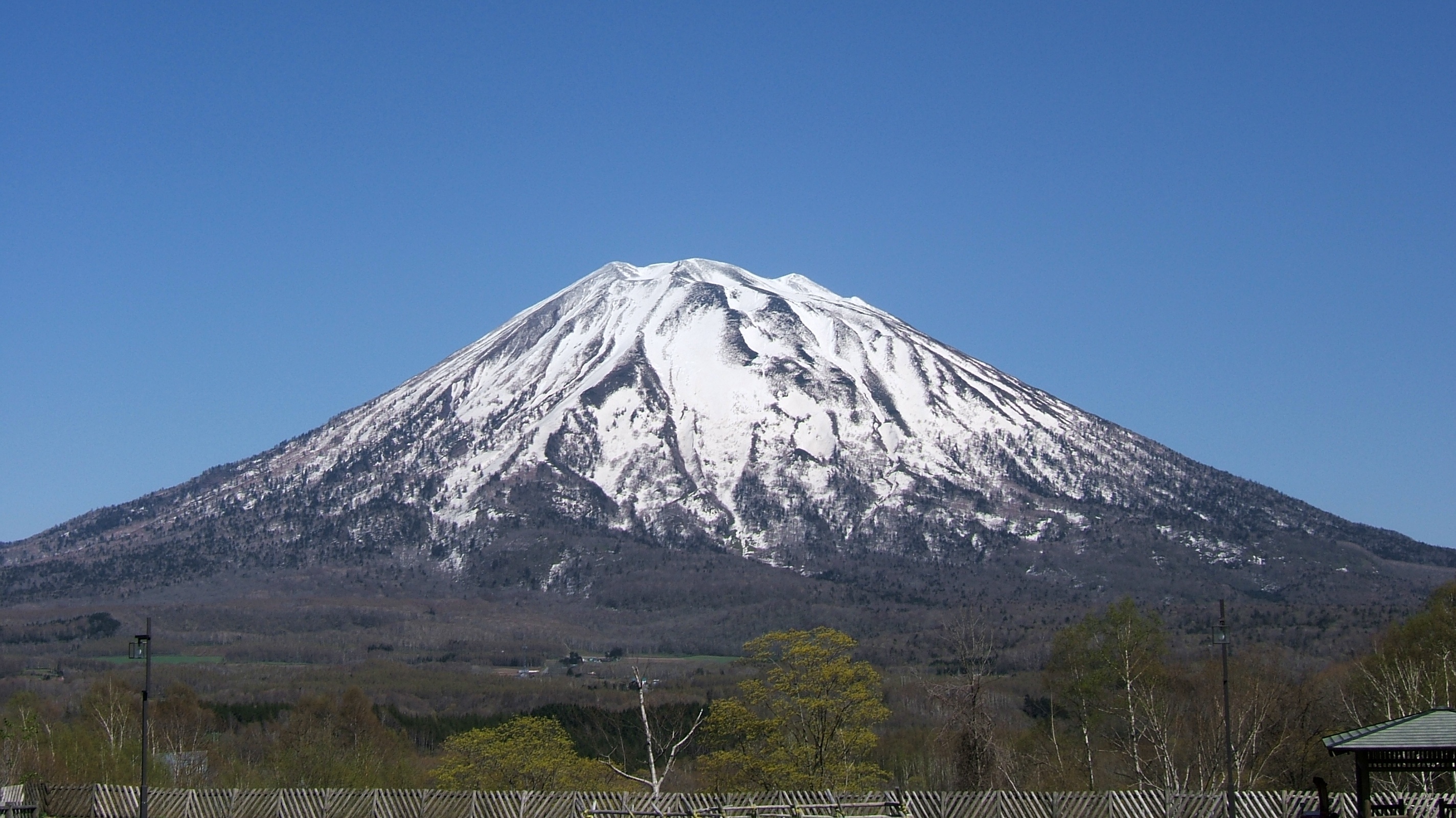 從二世谷(ニセコ)比羅夫滑雪場眺望被白雪覆蓋的羊蹄山(ようていざん),北海道粉雪聖地的代表景觀