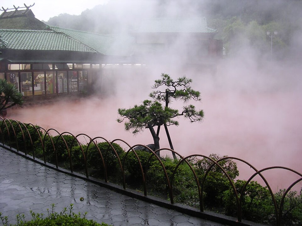 別府血之池地獄（ちのいけじごく），泉水因氧化鐵呈現鮮明血紅色